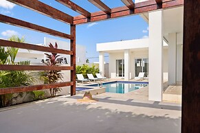 NEW Modern Villa Jacuzzi Pvt Pool Close2beach