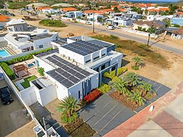 NEW Modern Villa Jacuzzi Pvt Pool Close2beach