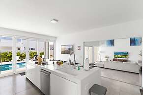 NEW Modern Villa Jacuzzi Pvt Pool Close2beach