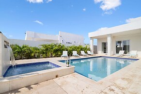 NEW Modern Villa Jacuzzi Pvt Pool Close2beach