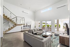 NEW Modern Villa Jacuzzi Pvt Pool Close2beach