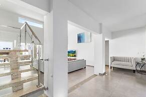 NEW Modern Villa Jacuzzi Pvt Pool Close2beach