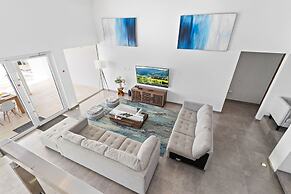 NEW Modern Villa Jacuzzi Pvt Pool Close2beach