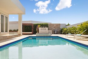 NEW Modern Villa Jacuzzi Pvt Pool Close2beach