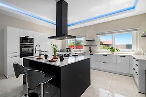 NEW 5br5ba w Private Pool Puttputt Close2beach