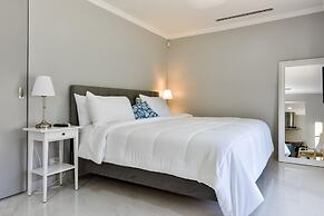 NEW Modern Cozy Studio Walking Distance to Beach