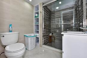 NEW Modern Cozy Studio Walking Distance to Beach