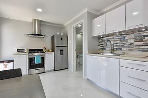 NEW Modern Cozy Studio Walking Distance to Beach