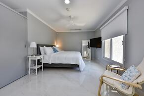 NEW Modern Cozy Studio Walking Distance to Beach