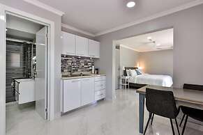 NEW Modern Cozy Studio Walking Distance to Beach