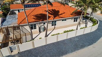 NEW Modern Cozy Studio Walking Distance to Beach