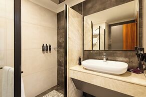 Lilium Hotel & Suites