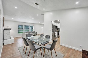 Villa Royale 4 BR Home w Pool & Hot Tub