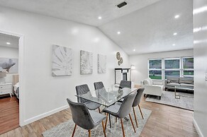 Villa Royale 4 BR Home w Pool & Hot Tub