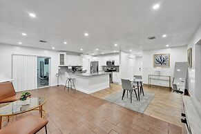 Villa Royale 4 BR Home w Pool & Hot Tub