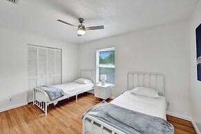 Villa Royale 4 BR Home w Pool & Hot Tub