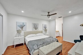 Villa Royale 4 BR Home w Pool & Hot Tub