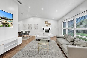 Villa Royale 4 BR Home w Pool & Hot Tub