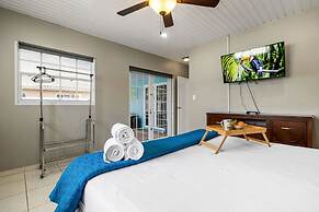 2br2ba Home w Private Pool Close 2 Beach BBQ