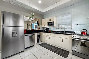 2br2ba Home w Private Pool Close 2 Beach BBQ