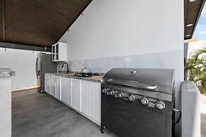 Charming Home With Big Outdoors Pool in Noord