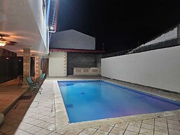 hermosa habitación con piscina