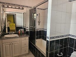 hermosa habitación con piscina