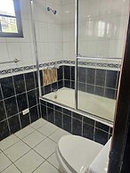 hermosa habitación con piscina
