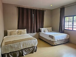 hermosa habitación con piscina