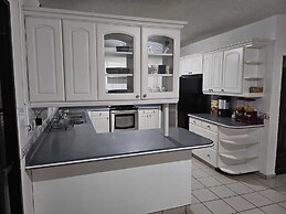 hermosa habitación con piscina