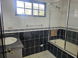 hermosa habitación con piscina