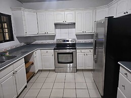 hermosa habitación con piscina