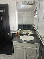 hermosa habitación con piscina