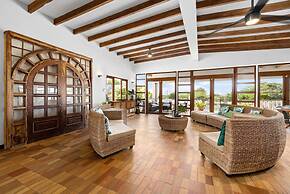 Spacious 4BR Villa Private Pool Cozy Location