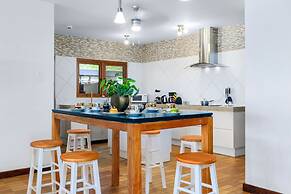 Spacious 4BR Villa Private Pool Cozy Location