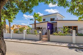 Spacious 4BR Villa Private Pool Cozy Location