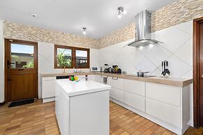 Spacious 4BR Villa Private Pool Cozy Location