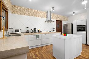 Spacious 4BR Villa Private Pool Cozy Location