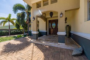 Ocean View 5BR Villa Steps to Beach Privatepool