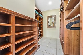 Ocean View 5BR Villa Steps to Beach Privatepool