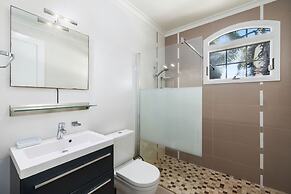 Ocean View 5BR Villa Steps to Beach Privatepool