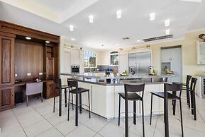 Ocean View 5BR Villa Steps to Beach Privatepool