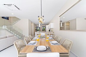 NEW Lux 4BR Villa w Private Pool Walk to Beach
