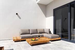 NEW Lux 4BR Villa w Private Pool Walk to Beach