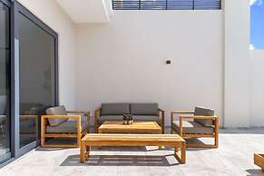 NEW Lux 4BR Villa w Private Pool Walk to Beach