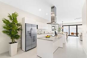 NEW Lux 4BR Villa w Private Pool Walk to Beach