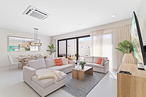 NEW Lux 4BR Villa w Private Pool Walk to Beach