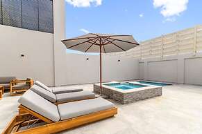 NEW Lux 4BR Villa w Private Pool Walk to Beach