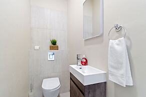 NEW Lux 4BR Villa w Private Pool Walk to Beach