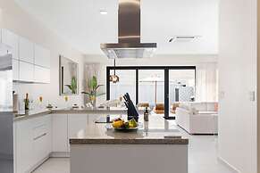 NEW Lux 4BR Villa w Private Pool Walk to Beach